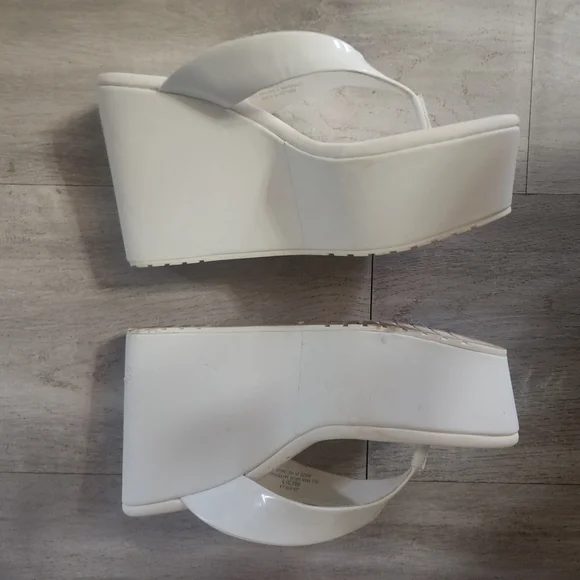 Jessica Simpson Women's Platforms White Flip Flops - Picture 2 of 4